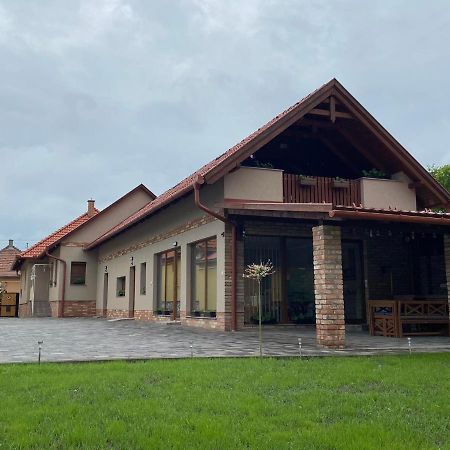 代姆延 Benige Vendeghaz酒店 外观 照片